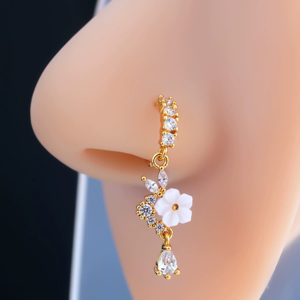 Gold Flower Nose Ring with Dan - Body Jewelry Surgical Steel avaliação e preço